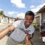 Jeferson Santos Silva, residente também do povoado, 23 anos, adora jogar bola, mas por enquanto joga só no campo