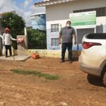Em parceria com a prefeitura do município, a equipe do PAD está instalando pias na comunidade Cacimba Nova para higienização das mãos. Foto: Ascom Sedurbs/Deso