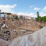 Com andamento da obra e volume de chuvas registrado no último mês, a Defesa Civil Estadual orientou a prefeitura a interditar mais duas casas por questões de segurança . Foto: Ascom/Defesa Civil