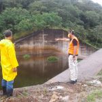Técnicos da Defesa Civil Estadual também avaliaram in loco a situação da barragem Jacarecica II, que fica entre os municípios de Riachuelo e Malhador. Foto: Ascom Sedurbs/Defesa Civil