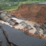 Tubulação em trecho asfaltado no povoado Ipanema em Itaporanga D’ajuda não resistiu ao volume das chuvas ocorridas nas últimas 24 horas. Foto: Ascom/Sedurbs