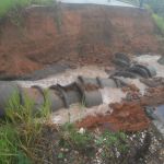 Tubulação em trecho asfaltado no povoado Ipanema em Itaporanga D’ajuda não resistiu ao volume das chuvas ocorridas nas últimas 24 horas. Foto: Ascom/Sedurbs