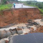Tubulação em trecho asfaltado no povoado Ipanema em Itaporanga D’ajuda não resistiu ao volume das chuvas ocorridas nas últimas 24 horas. Foto: Ascom/Sedurbs
