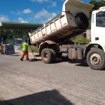 Reparos foram executados nas ruas da sede municipal, no acesso pela BR 101 e continuam na Rodovia João bebe água.