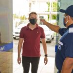 Termômetro infravermelho digital auxilia na identificação prévia do vírus. Foto: Marcos Rodrigues.