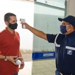 Termômetro infravermelho digital auxilia na identificação prévia do vírus. Foto: Marcos Rodrigues.