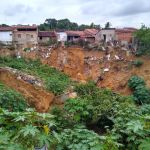 Cratera de 2.346 m² danificou 26 casas e sistema de rede de drenagem. Foto: Depec.