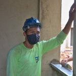 O pedreiro Gilson Hélio Nascimento é um dos operários empregados na obra do Centro Vocacional Tecnológico (CVT) no Povoado Crasto, em Santa Luzia do Itanhy
Foto: Marcos Rodrigues.