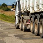 Uma reivindicação local, tendo em vista a importante rota para escoamento da produção de milho e leite da região. Foto: Arthuro Paganini.
