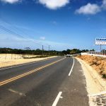 Drenagem superficial, instalação de placas e defensas metálicas são os últimos serviços a serem realizados. Foto: Carlos Giner