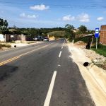 Drenagem superficial, instalação de placas e defensas metálicas são os últimos serviços a serem realizados. Foto: Carlos Giner