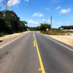 Drenagem superficial, instalação de placas e defensas metálicas são os últimos serviços a serem realizados. Foto: Carlos Giner