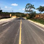 Drenagem superficial, instalação de placas e defensas metálicas são os últimos serviços a serem realizados. Foto: Carlos Giner