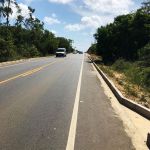 Drenagem superficial, instalação de placas e defensas metálicas são os últimos serviços a serem realizados. Foto: Carlos Giner