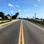 Drenagem superficial, instalação de placas e defensas metálicas são os últimos serviços a serem realizados. Foto: Carlos Giner