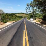 Drenagem superficial, instalação de placas e defensas metálicas são os últimos serviços a serem realizados. Foto: Carlos Giner.