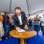 O governador em exercício, Zezinho Sobral, assinou ordem de serviço nesta terça-feira, 21, em Laranjeira | Foto: Arthuro Paganini