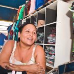 Para Daiane da Costa, que possui um comércio de roupas na localidade, o sonho de ter o asfalto na porta do seu trabalho é antigo | Foto: Marcos Rodrigues