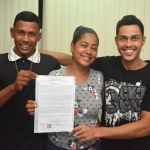 Órfãos de pai e mãe, os irmãos residiam em uma antiga ocupação irregular e hoje comemoram a escritura da nova moradia / Foto: Marcos Rodrigues