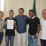 "Conseguimos a escritura da nossa casa, e é um alívio. Vencemos, e agora é só agradecer”, afirma o beneficiário Alisson / Foto: Marcos Rodrigues