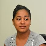 A beneficiária Aline, emocionada com o benefício do programa Pró-Moradia / Foto: Marcos Rodrigues