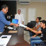 A família Silva Santos recebeu o título fundiário do secretário estadual da Sedurbi, Luiz Roberto / Foto: Marcos Rodrigues