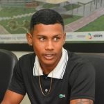 O beneficiário Adriano, feliz por ter recebido a escritura da casa no conjunto Neuzice Barreto / Foto: Marcos Rodrigues