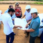 O engenheiro Ivandir Júnior, proprietário da Vibal Construções, explica que a obra contempla um percurso de 10 km de extensão | Foto: Marcos Rodrigues