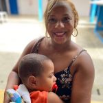 Joelma Santos aproveitou a presença do Governo Itinerante para tirar a segunda via do RG e a primeira via do documento para seu filho