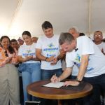 Durante o evento, o governador Fábio Mitidieri assinou ordens de serviço destinadas à pavimentação asfáltica e granítica em Estância e municípios da região / Fotos: André Moreira e César de Oliveira
