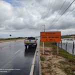 Serão 11 placas distribuídas ao longo do percurso para alertar os condutores para o trecho da rodovia, localizado na Orla Sul, que foi interditado / Foto: Ascom/Sedurbi