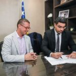 O governador Fábio Mitidieri entregou pessoalmente o projeto da Ponte Tancredo Neves/Coroa do Meio ao presidente da Alese, Jeferson Andrade | Foto: Arthur Soares