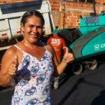 A doméstica Jani Cleide Ferreira, que há 11 anos mora no Ferreira França, em Carmópolis, e disse que faz questão de acompanhar de perto as obras | Foto: Arthuro Paganini