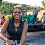 Letícia Wilyani mora há três anos no conjunto e disse que o asfaltamento veio em boa hora | Foto: Arthuro Paganini