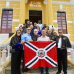 Governador Fábio Mitidieri com membros da Academia Lagartense de Letras, que será responsável por administrar a Casa de Cultura / Foto: Max Carlos/Setur