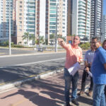 Secretário Luiz Roberto Dantas (de azul) afirma que a interdição se faz necessária uma vez que durante a execução dos serviços haverá um fluxo maior de caminhões e outros veículos no canteiro de obras