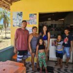 "Saímos da poeira e os turistas vêm mais à praia”, comemora a comerciante Luciana, que já percebeu o aumento na movimentação no local | Foto: Reinaldo Moura