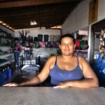 A comerciante Luciana dos Santos, do povoado Piranhas, aprova a nova rodovia e os benefícios trazidos por ela | Foto: Reinaldo Moura