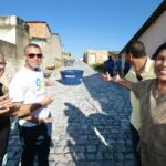 O governador também visitou as intervenções de pavimentação granítica no povoado Tanque Novo, um investimento de R$ 1,5 milhão do Governo do Estado / Fotos: César de Oliveira e Reinaldo Moura
