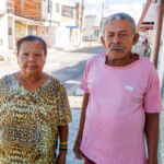 Agileuza Conceição e José dos Santos moram na Rua Manoel Vieira Melo, no Jardim Centenário, há cerca de 15 anos e contam como o asfalto melhorou o dia a dia da família / Foto: Igor Matias