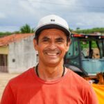 Cícero Luís dos Santos, morador de Poço Redondo, celebrou a chegada da Adutora do Curralinho / Foto: Igor Matias