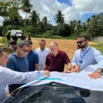 Secretário da Sedurbi, Luiz Roberto Dantas, acompanhado de técnicos da secretaria