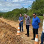 Secretário da Sedurbi, Luiz Roberto, acompanhado de técnicos da secretaria e do deputado estadual Chico dos Correios / Foto: Ascom/Sedurbi